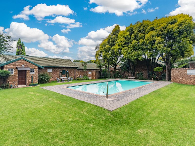 Spacious 3-bedroom townhouse with 3 livig areas and 2 outside entertainment areas - Photo 6