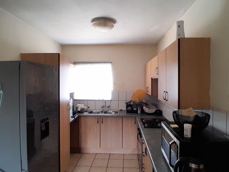 Secure, stylish, and ready to move in, perfect for families or professionals - Photo 3