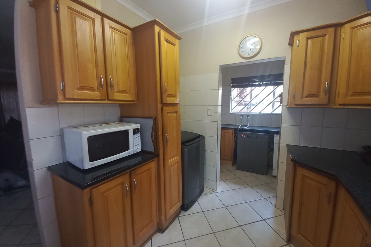 Spacious Split-Level Home with Large Garden and Great Potential - Photo 4