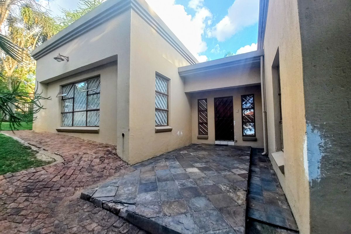 Spacious Split-Level Home with Large Garden and Great Potential - Photo 3