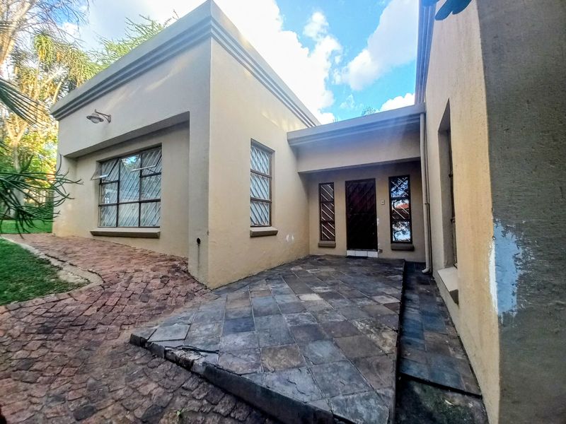 Spacious Split-Level Home with Large Garden and Great Potential - Photo 3