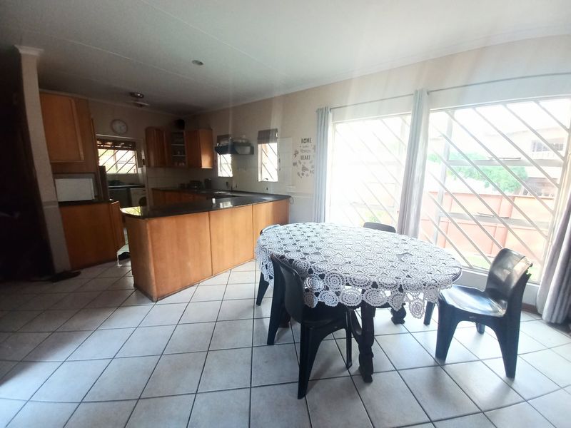 Spacious Split-Level Home with Large Garden and Great Potential - Photo 7