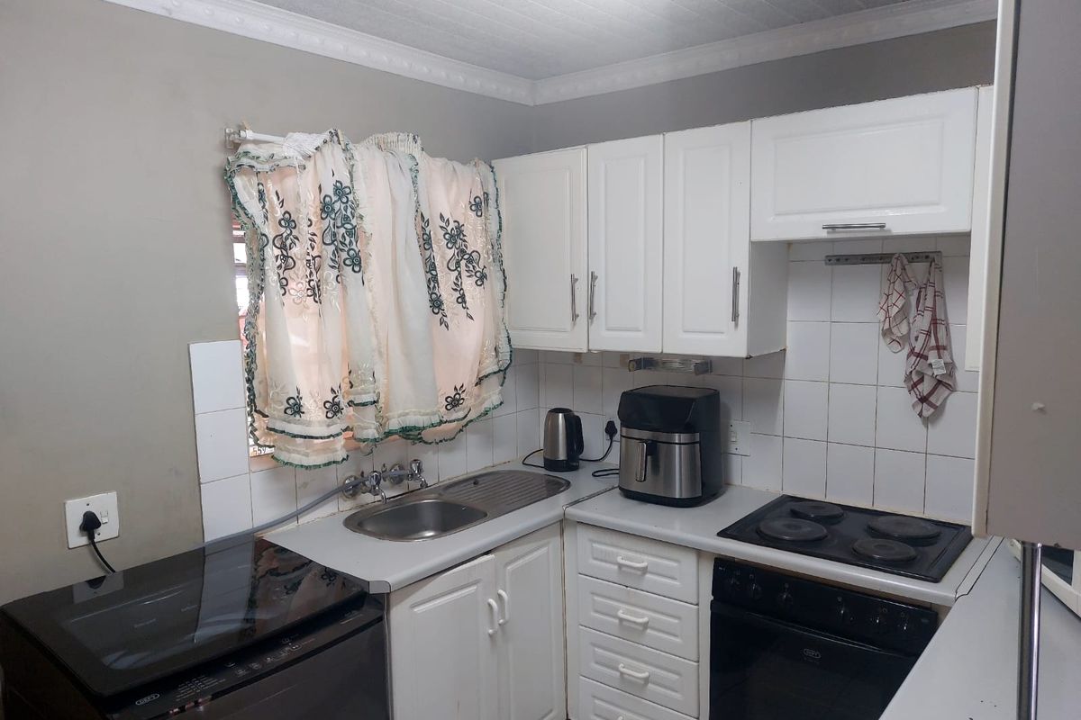 3 Bedroom Apartment / Flat for Sale in Geelhoutpark - Photo 2