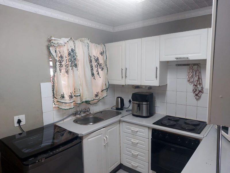 3 Bedroom Apartment / Flat for Sale in Geelhoutpark - Photo 2