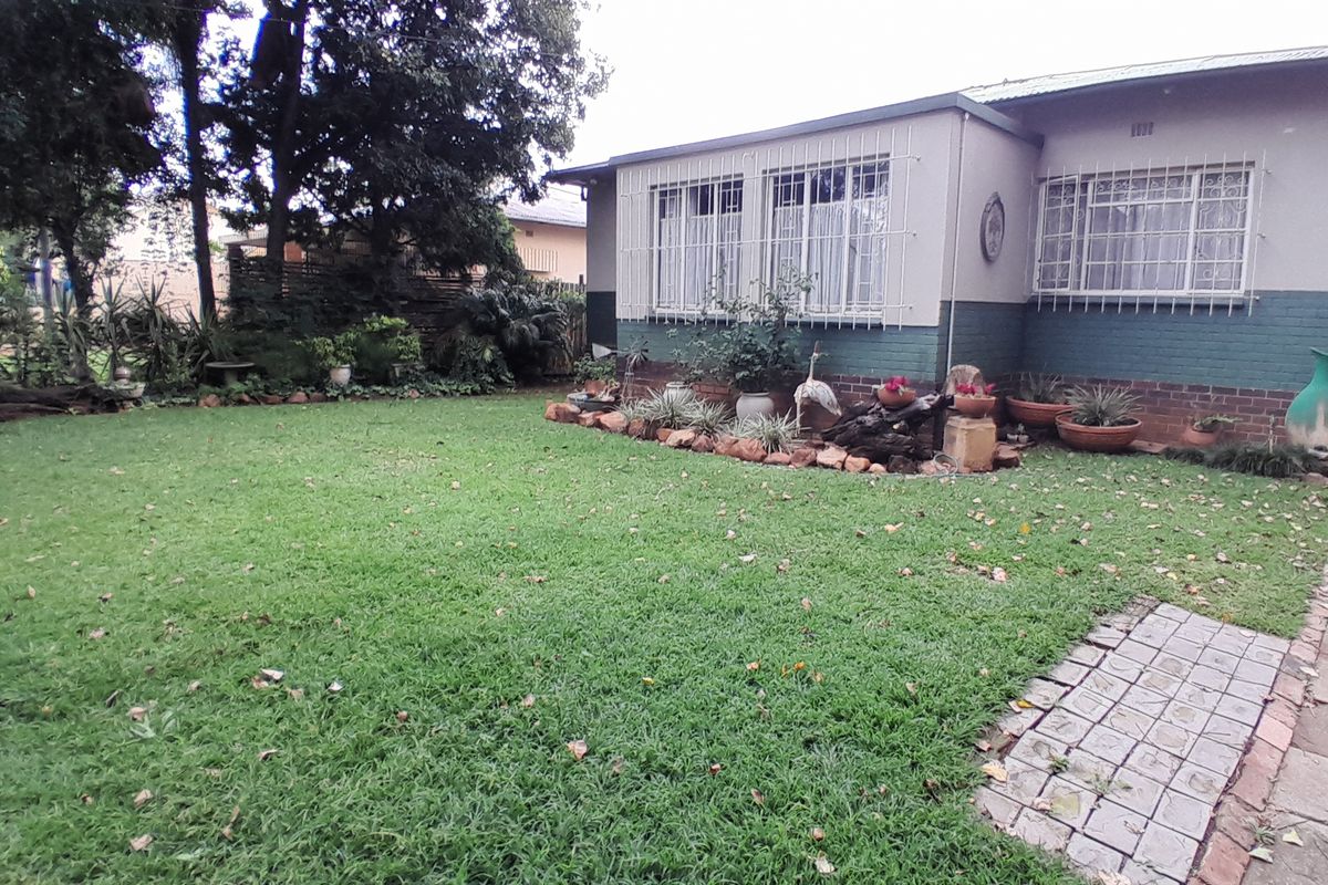 Warm Character Home with Flatlet on a Large Stand - Photo 2