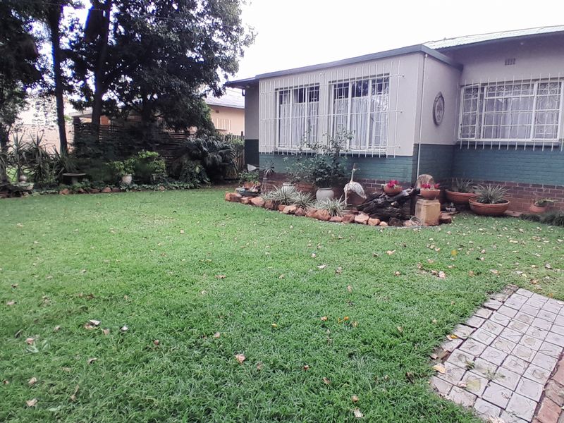 Warm Character Home with Flatlet on a Large Stand - Photo 2