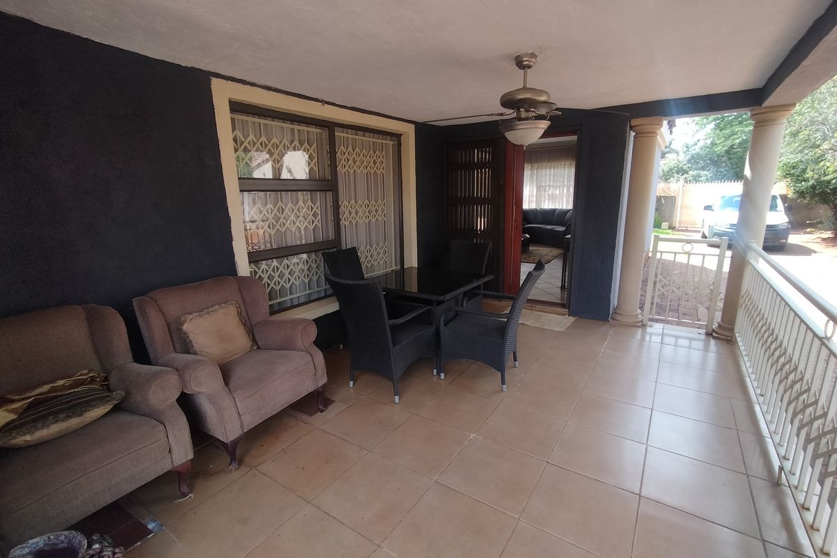 Spacious Family Home with Borehole, Fruit Trees and Excellent Outdoor Living in The Orchards - Photo 3