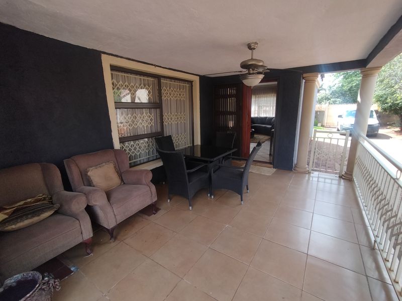 Spacious Family Home with Borehole, Fruit Trees and Excellent Outdoor Living in The Orchards - Photo 3