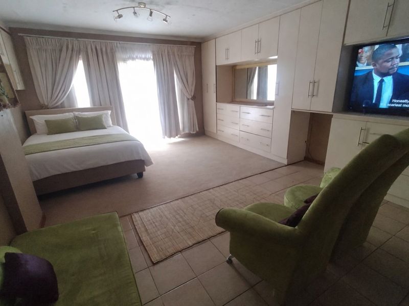 Spacious Family Home with Borehole, Fruit Trees and Excellent Outdoor Living in The Orchards - Photo 10