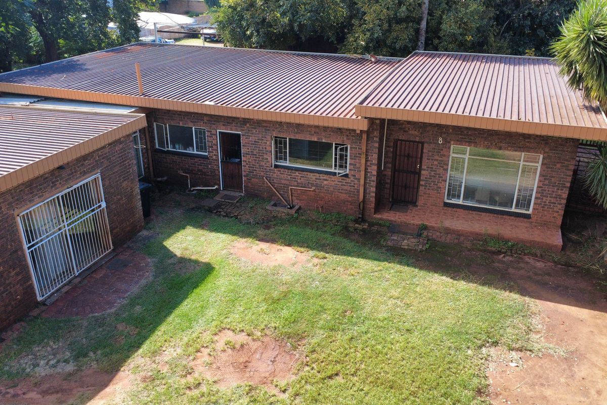 Spacious  Home with Pool, Lapa and Flatlet Potential in The Orchards - Photo 2