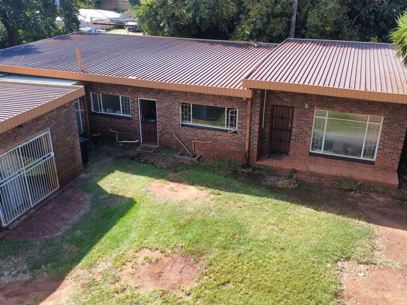 Spacious  Home with Pool, Lapa and Flatlet Potential in The Orchards - Photo 2