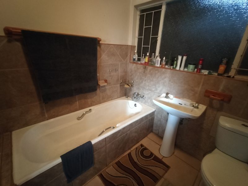 Spacious  Home with Pool, Lapa and Flatlet Potential in The Orchards - Photo 8