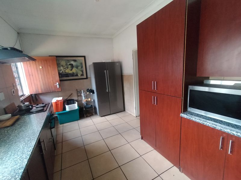 Spacious  Home with Pool, Lapa and Flatlet Potential in The Orchards - Photo 6