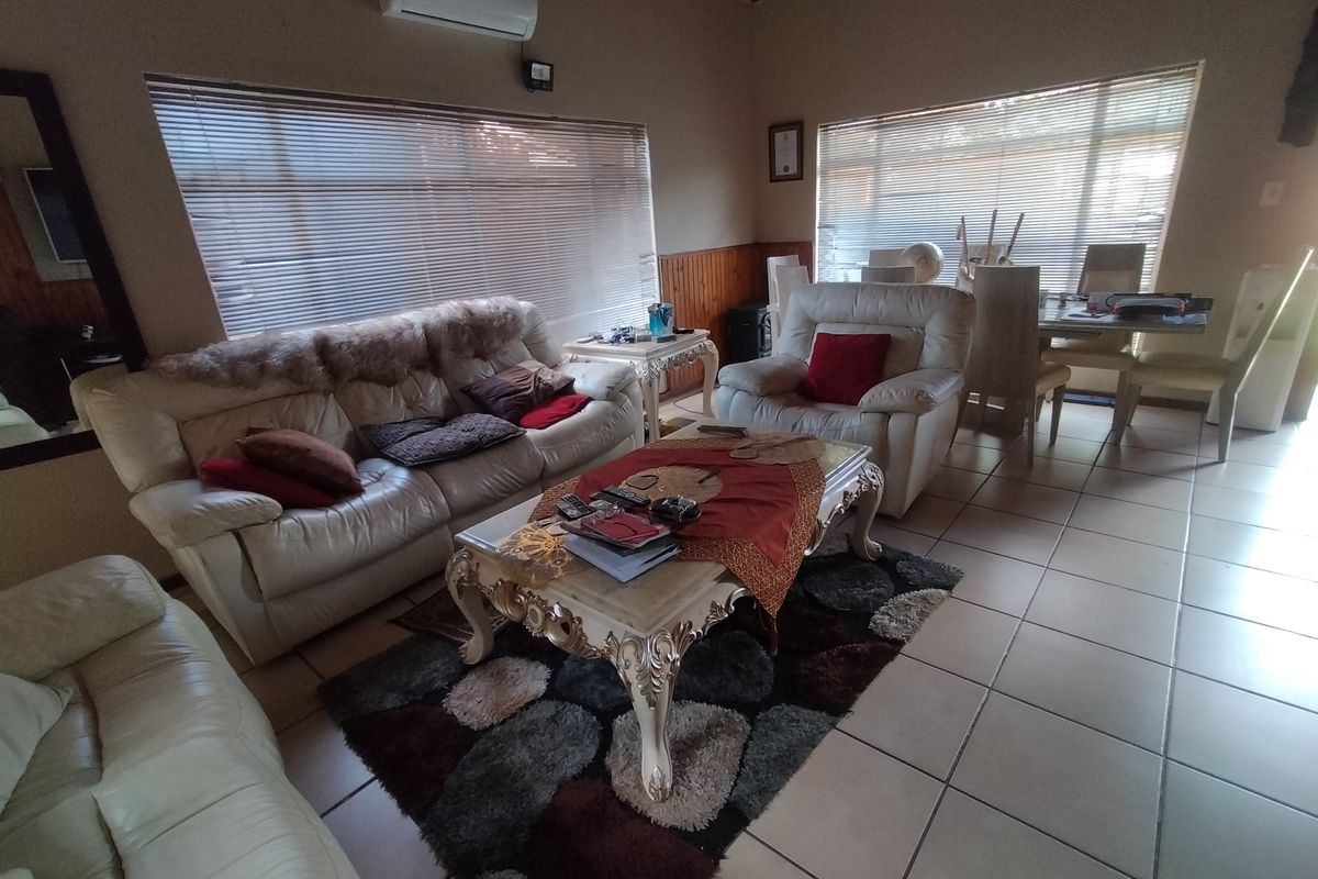 Spacious  Home with Pool, Lapa and Flatlet Potential in The Orchards - Photo 3