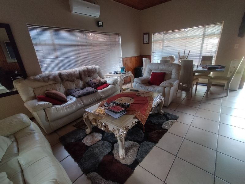 Spacious  Home with Pool, Lapa and Flatlet Potential in The Orchards - Photo 3