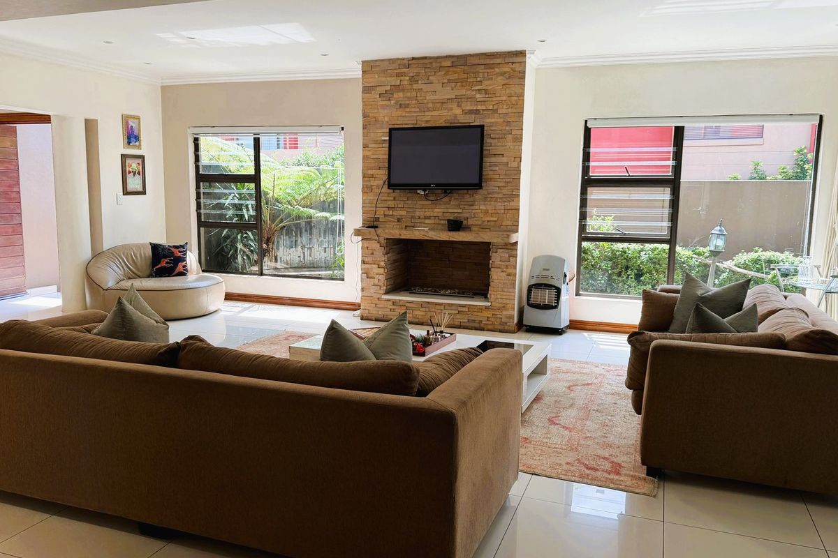 Modern 3 bedroom Cluster for sale in Bedfordview - Photo 5