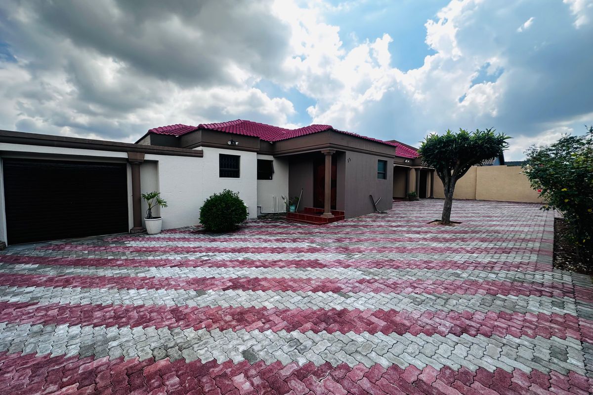 Welcome to this charming 5-bedroom family home, perfectly designed for comfortable living style - Photo 4