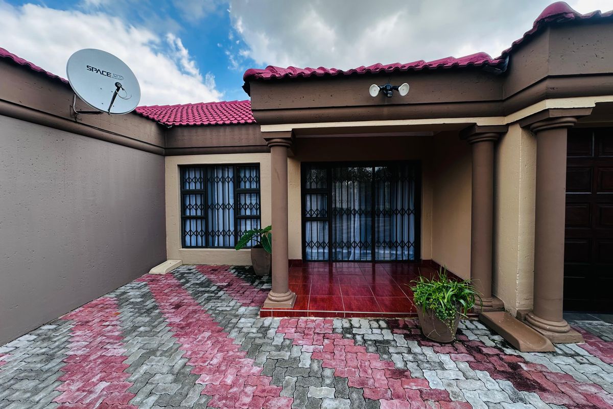 Welcome to this charming 5-bedroom family home, perfectly designed for comfortable living style - Photo 2