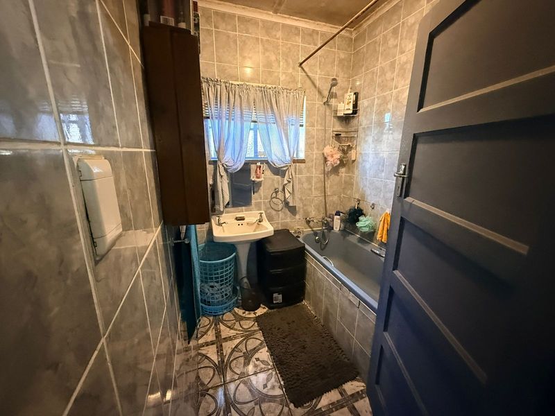 3-Bedroom Home with 2 Flatlets – Strong Investment Potential in Rouxpark - Photo 8