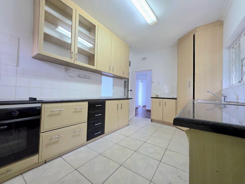 Charming Family Home with Stunning Sea View - Athlone Park - Photo 7