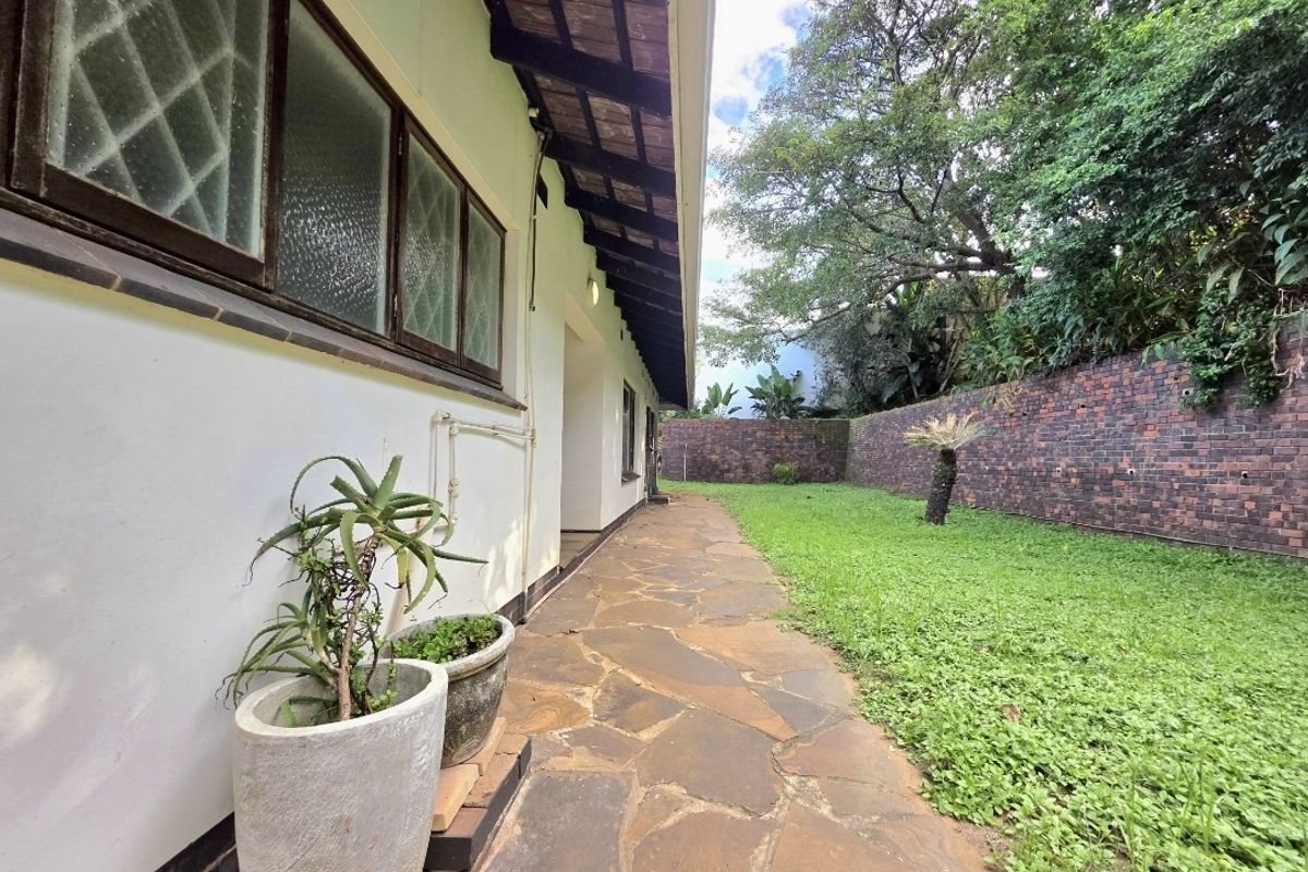 Charming Family Home with Stunning Sea View - Athlone Park - Photo 5