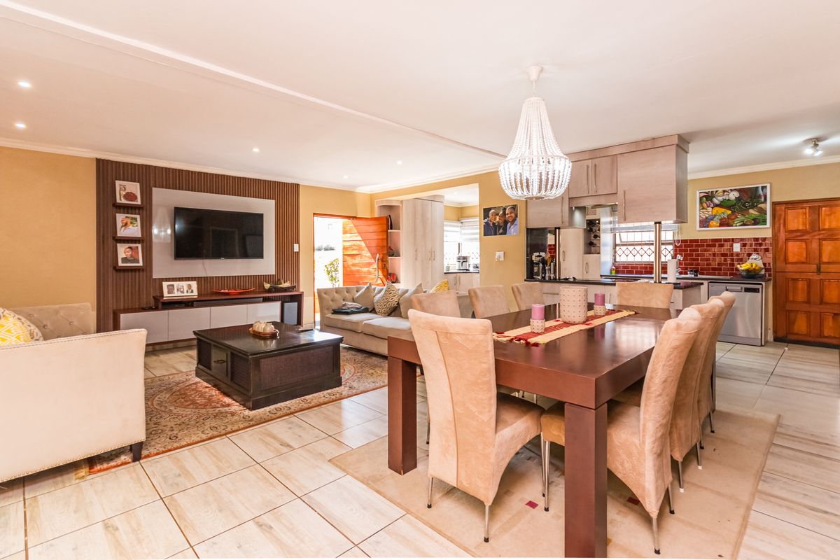 Exquisite Family Home - Photo 5