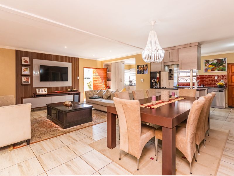 Exquisite Family Home - Photo 5