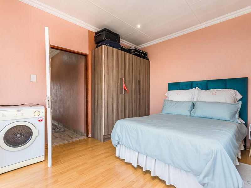 Exquisite Family Home - Photo 9