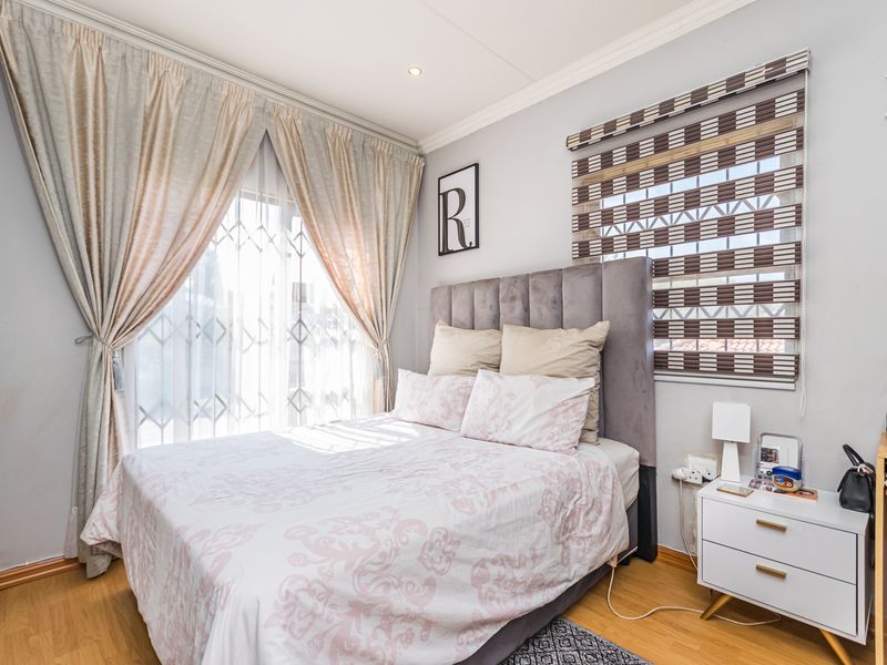 Exquisite Family Home - Photo 8