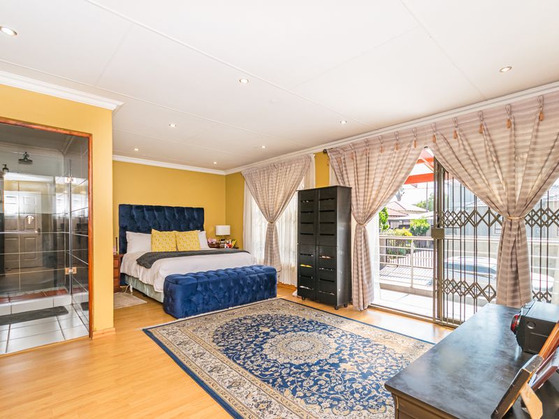 Exquisite Family Home - Photo 7