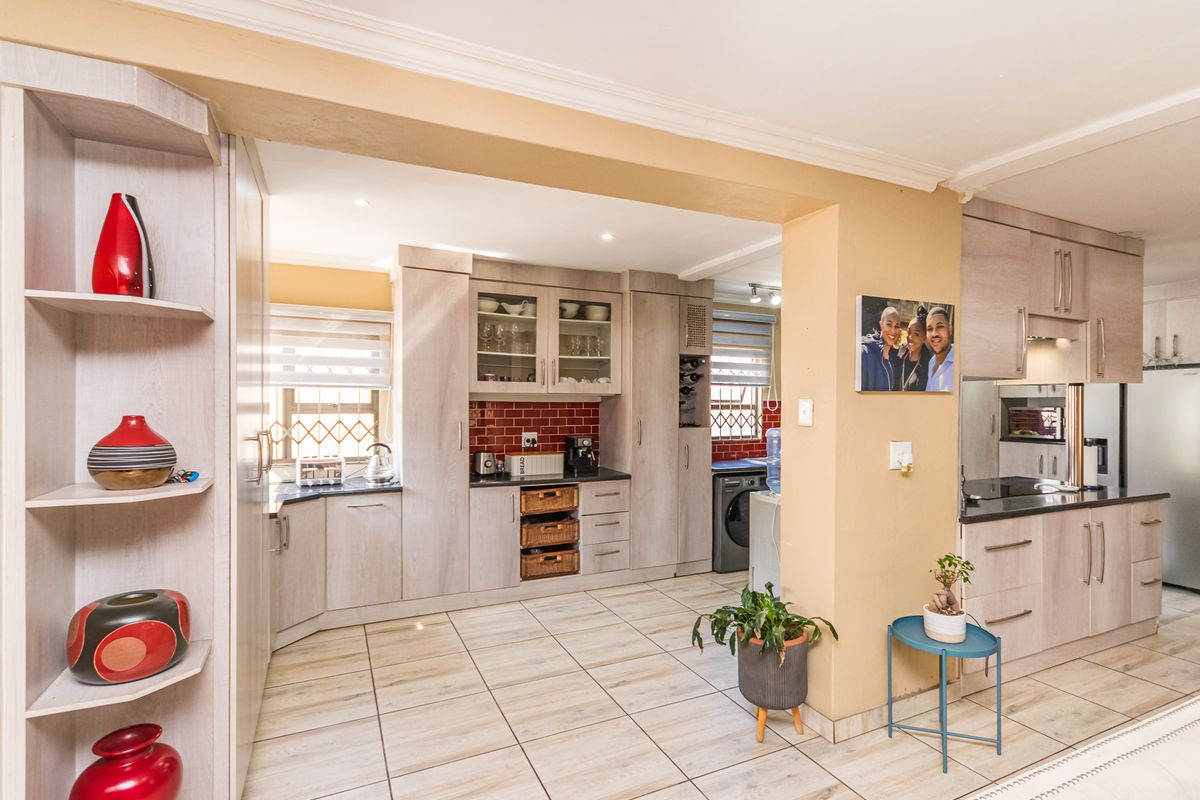 Exquisite Family Home - Photo 3