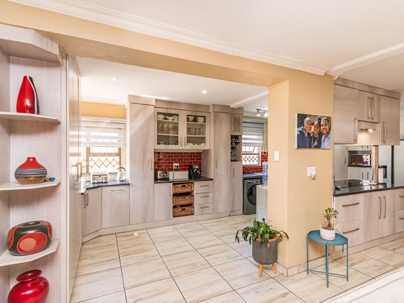 Exquisite Family Home - Photo 3