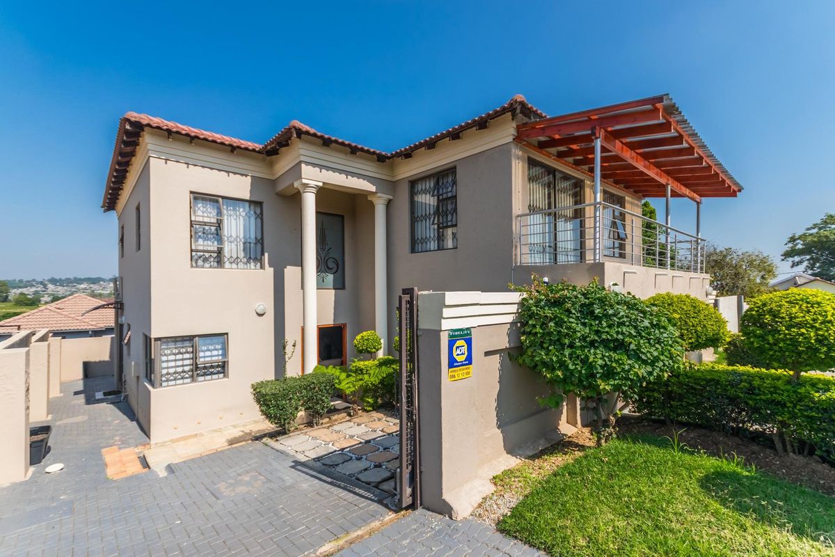 Exquisite Family Home - Photo 2