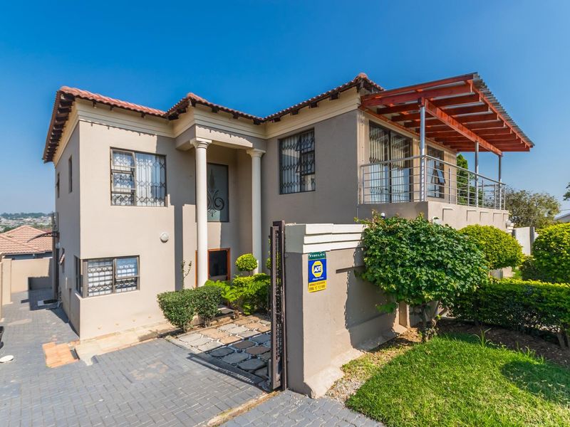 Exquisite Family Home - Photo 2