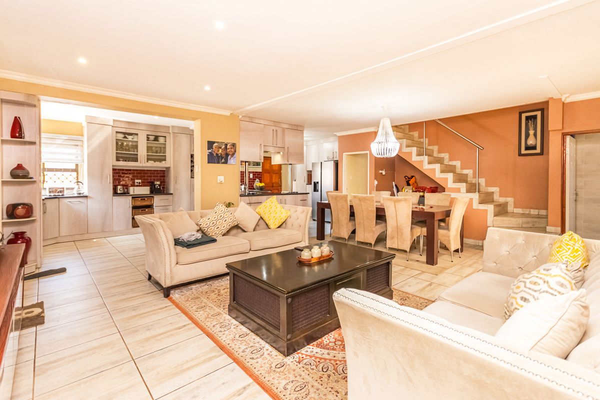 Exquisite Family Home - Photo 4