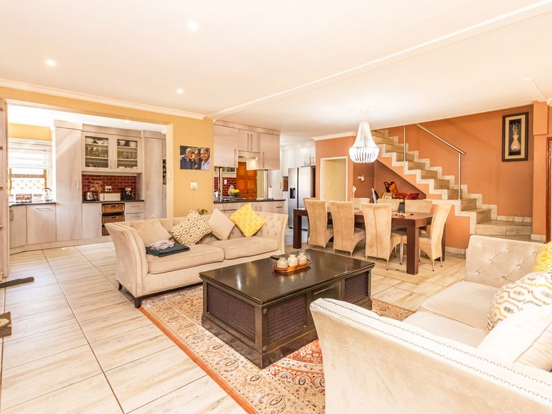 Exquisite Family Home - Photo 4