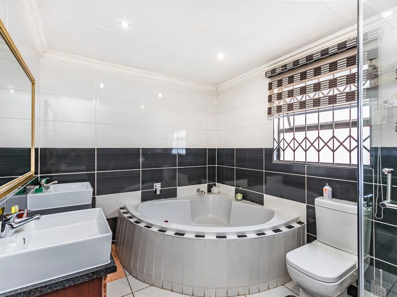 Exquisite Family Home Full of Posibilites - Photo 2