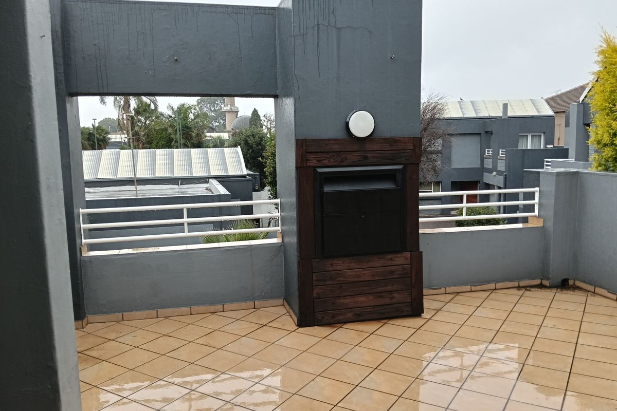 Beautiful And Spacious Unit In Enclosed Suburb - Photo 4