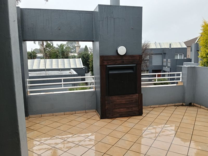 Beautiful And Spacious Unit In Enclosed Suburb - Photo 4