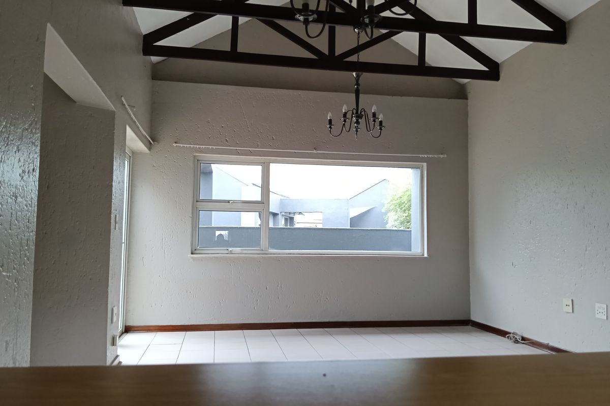 Beautiful And Spacious Unit In Enclosed Suburb - Photo 3