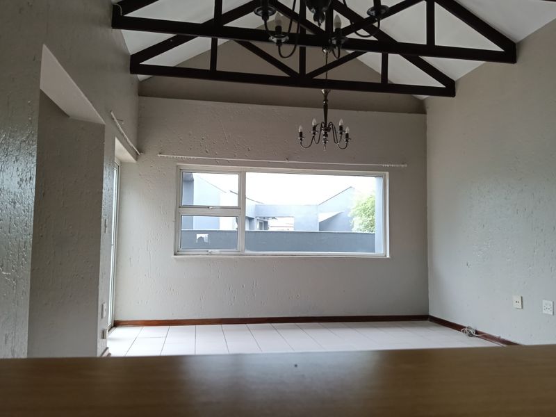 Beautiful And Spacious Unit In Enclosed Suburb - Photo 3