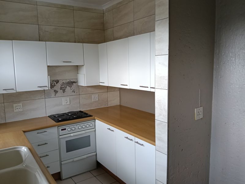 Beautiful And Spacious Unit In Enclosed Suburb - Photo 6