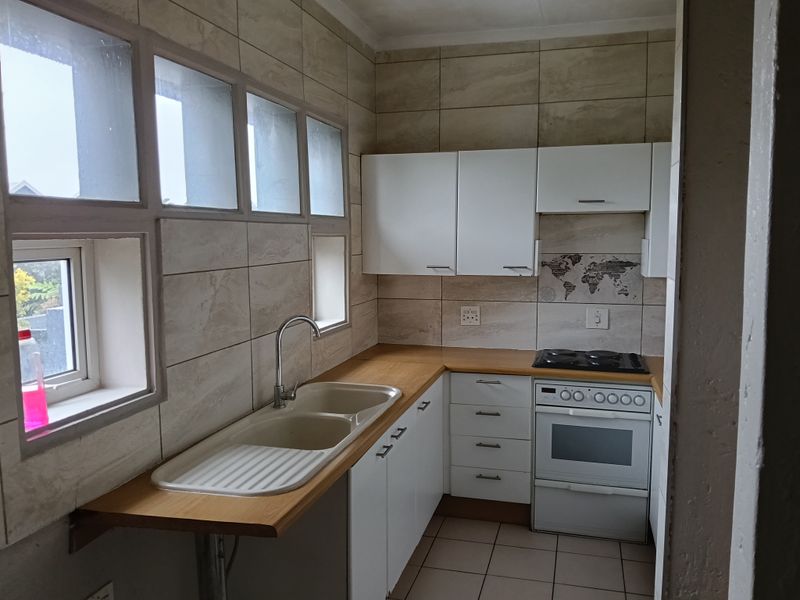 Beautiful And Spacious Unit In Enclosed Suburb - Photo 5