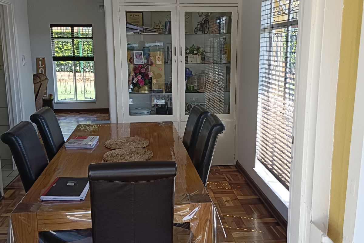 Neat 3-Bed Family Home with Pool & 4-Car Carport – Close to UKZN - Photo 4