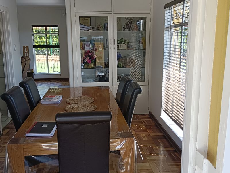 Neat 3-Bed Family Home with Pool & 4-Car Carport – Close to UKZN - Photo 4