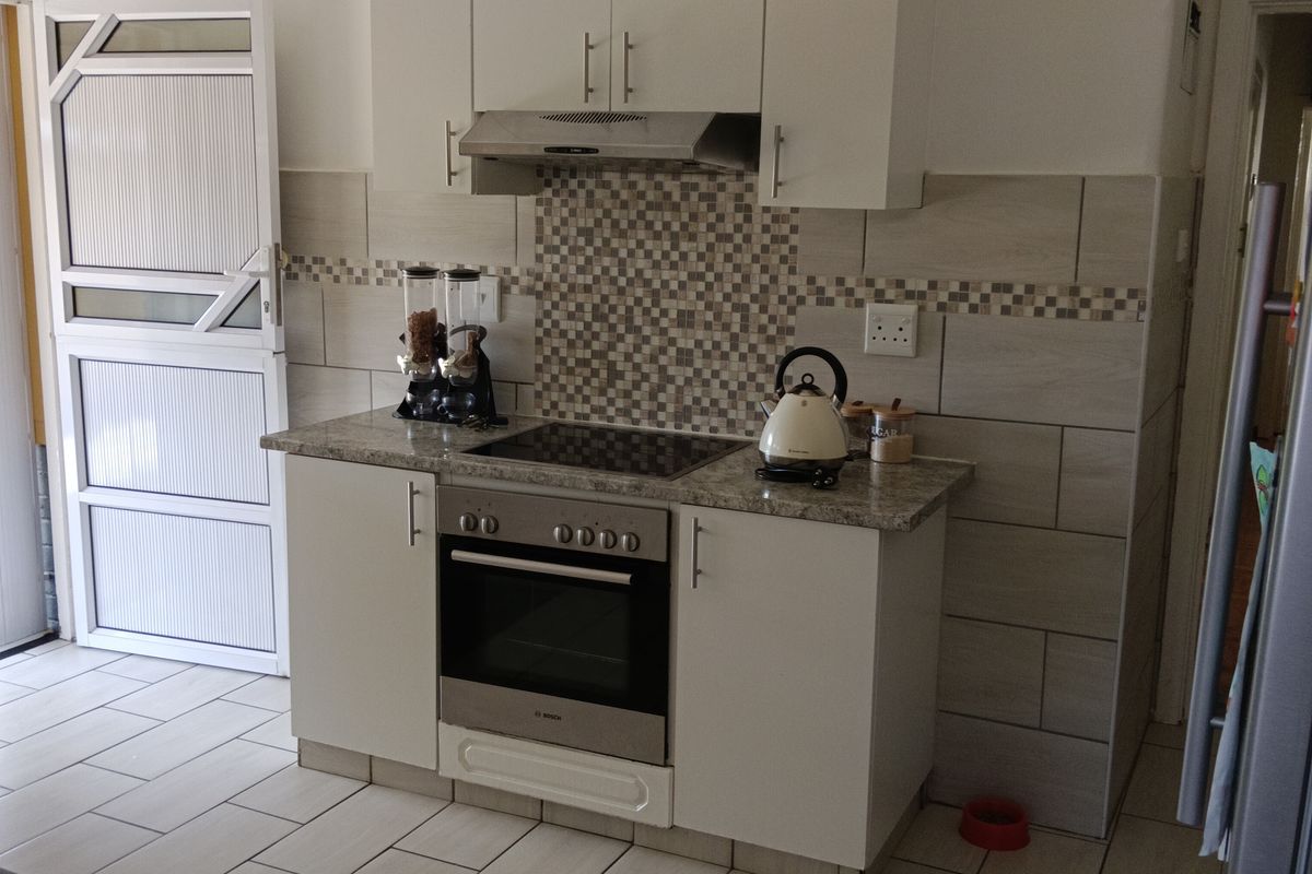 Neat 3-Bed Family Home with Pool & 4-Car Carport – Close to UKZN - Photo 5