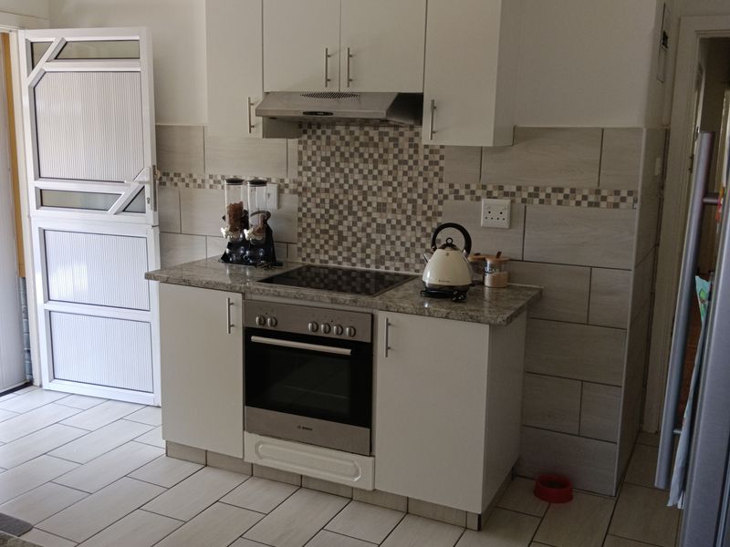 Neat 3-Bed Family Home with Pool & 4-Car Carport – Close to UKZN - Photo 5