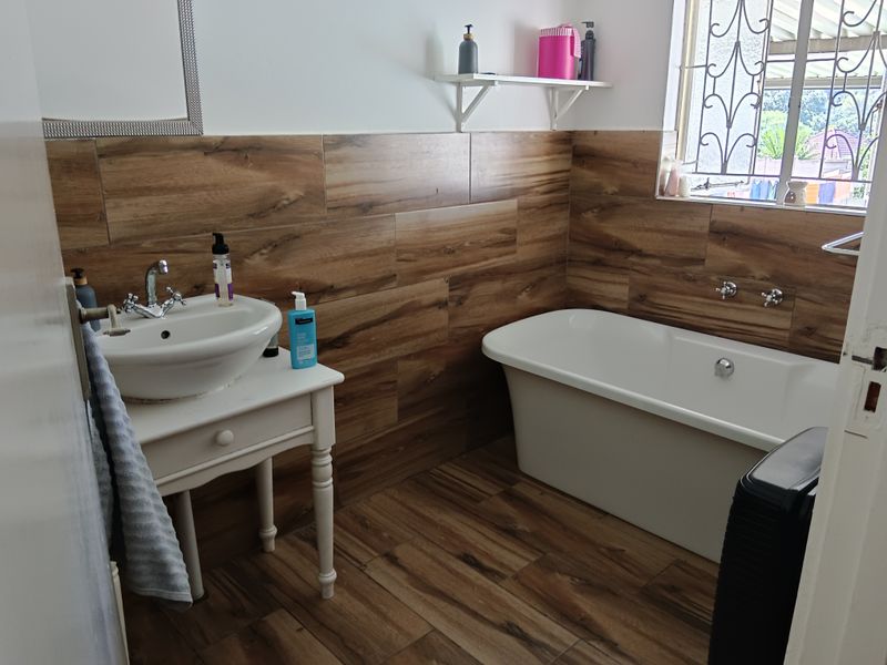 Neat 3-Bed Family Home with Pool & 4-Car Carport – Close to UKZN - Photo 9