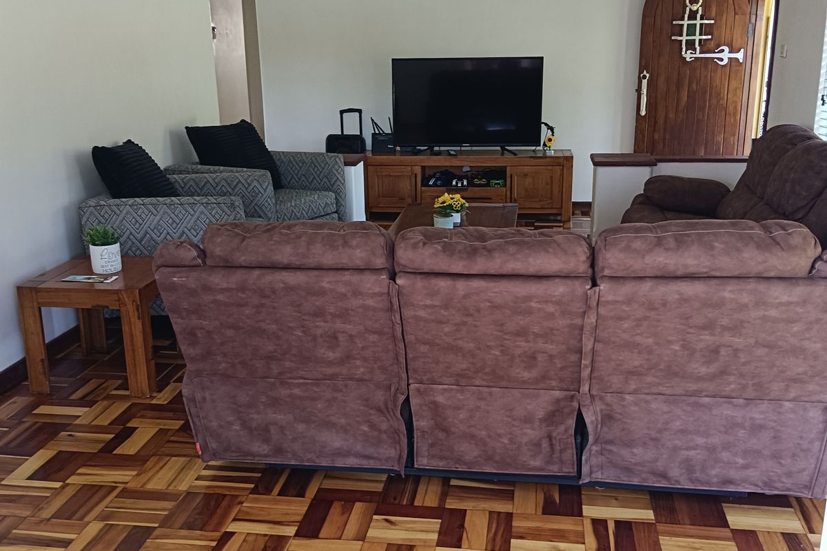 Neat 3-Bed Family Home with Pool & 4-Car Carport – Close to UKZN - Photo 2