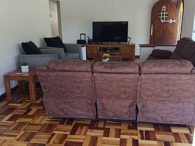 Neat 3-Bed Family Home with Pool & 4-Car Carport – Close to UKZN - Photo 2